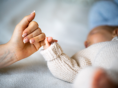 Hand holding newborn baby&#039;s hand